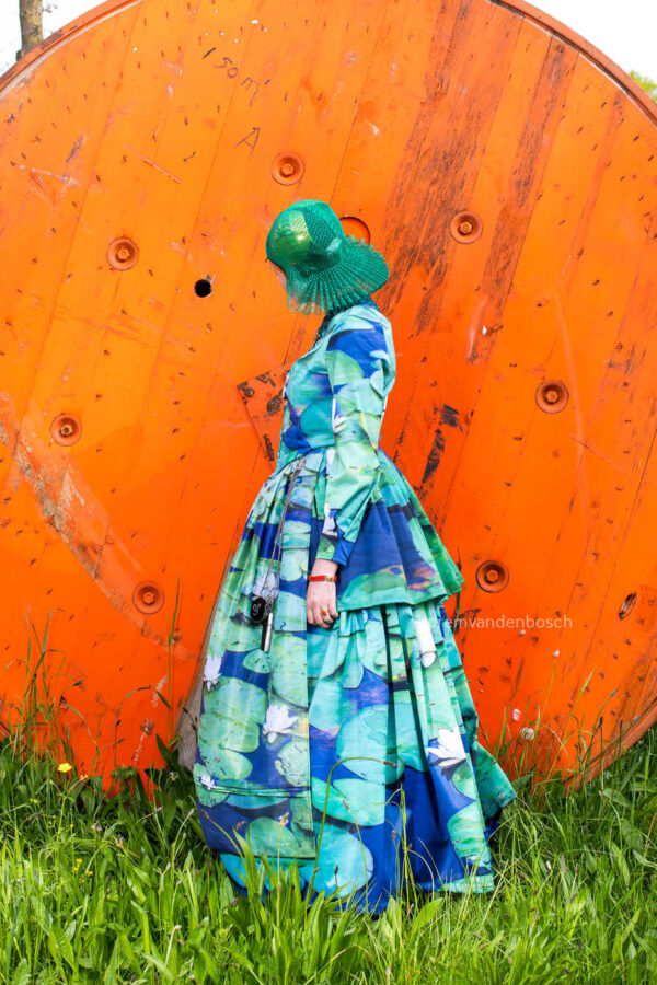 Energie en dynamiek tegen oranje achtergrond - Afbeelding 1