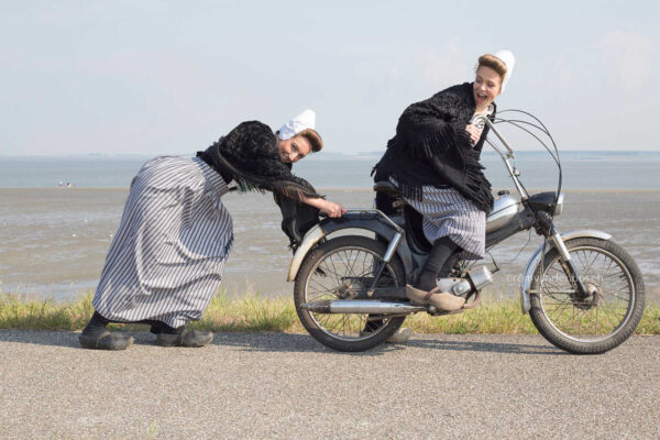 Avontuur in grijs en wit aan het strand - Afbeelding 1