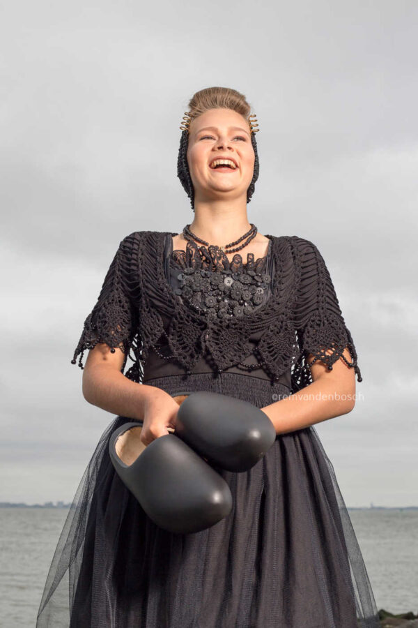 Tijdloze kracht in zwart aan de kust - Afbeelding 1