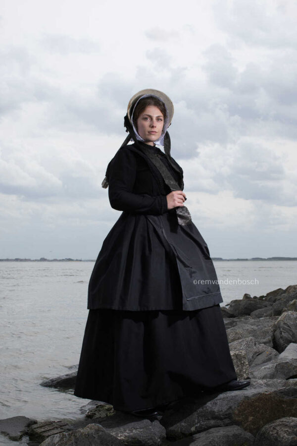 Tijdloze kracht in zwart en wit aan de kust - Afbeelding 1