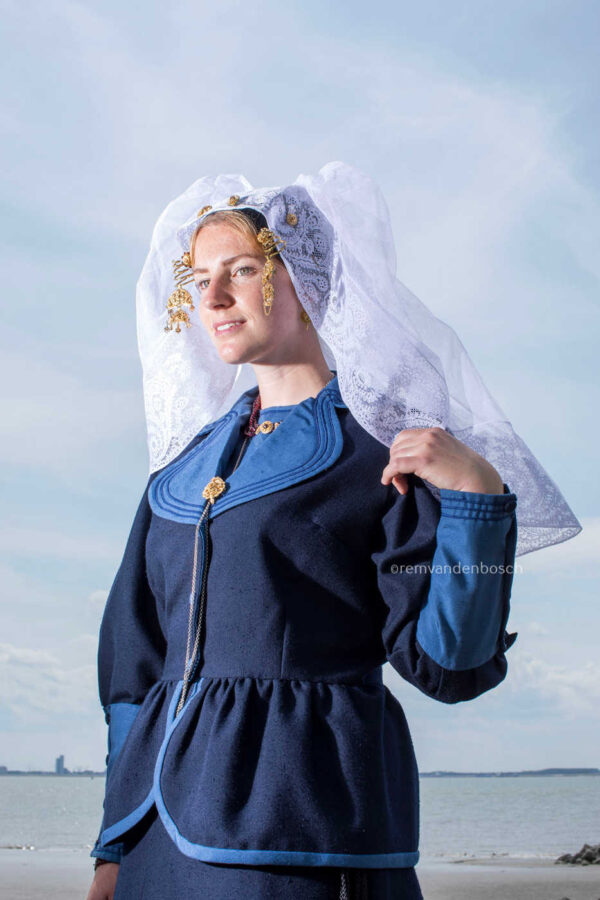 KDM000515 Tijdloze Thoolse kracht in blauw en wit aan de rotsachtige kust - Afbeelding 1