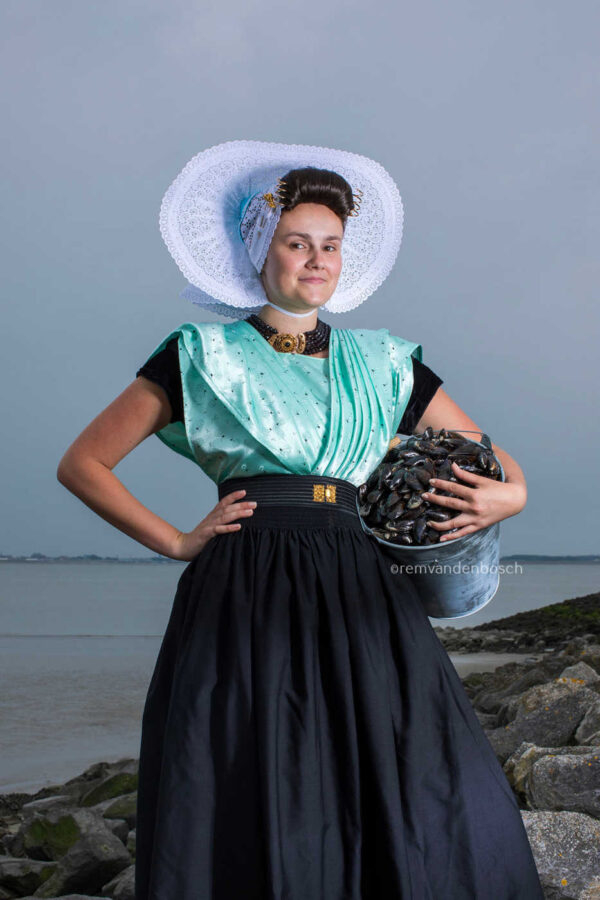 Introspectieve elegantie op het trand - Afbeelding 1