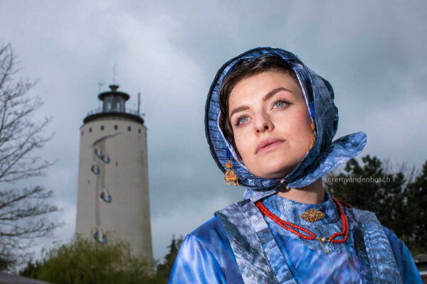 KDM00068 Reflectie bij de toren in blauw en wit - Afbeelding 1