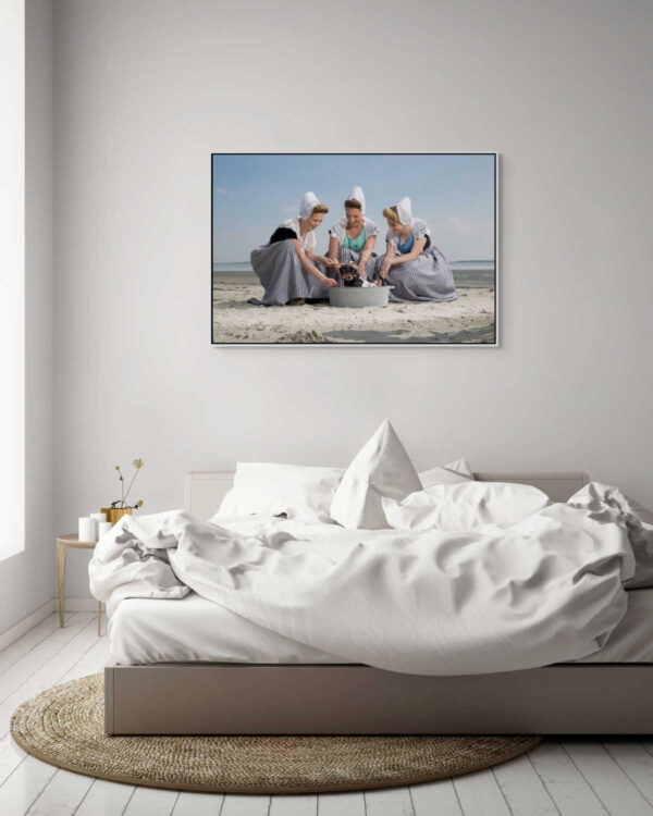 Samen aan Zee in Traditionele Klederdracht - Afbeelding 2