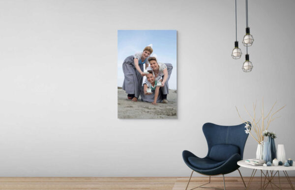 Familiebanden in grijs en wit op het strand - Afbeelding 2