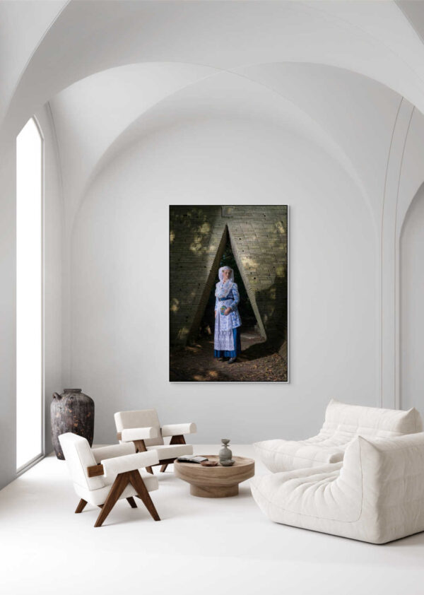 Klassieke Schoonheid tegen Stenen Muur - Afbeelding 2