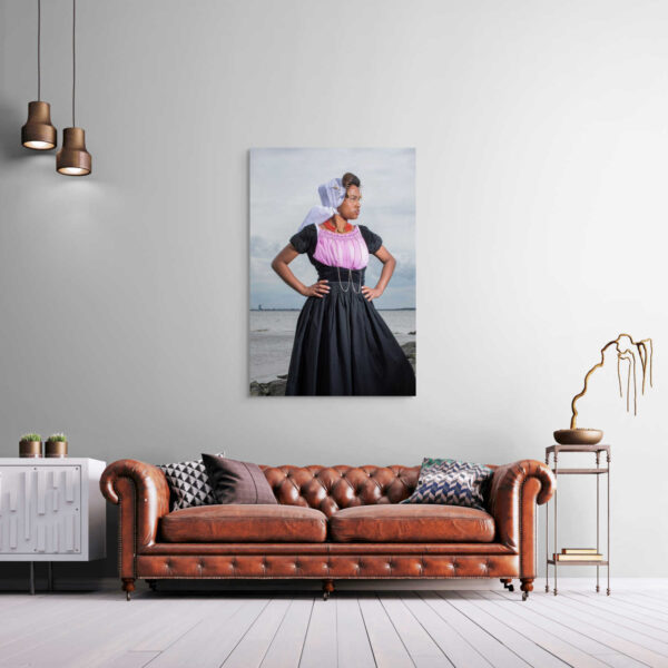 Ingetogen kracht in zwart en grijs aan de kust - Afbeelding 2