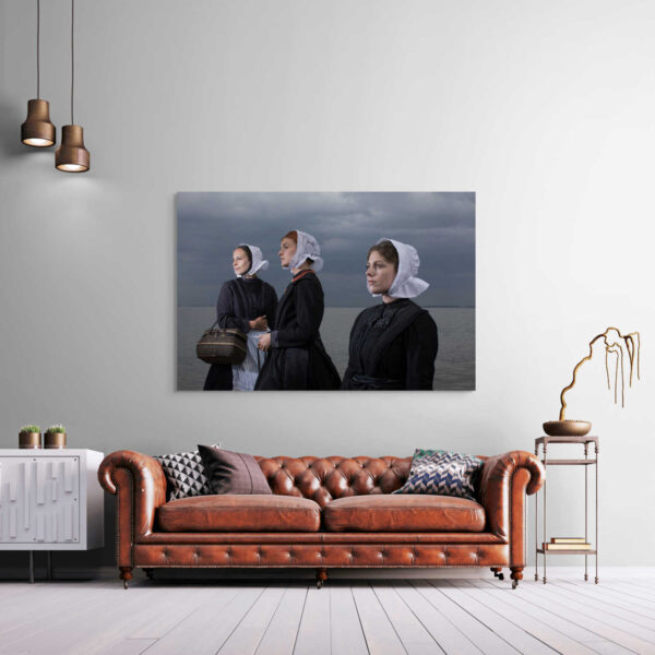 Kracht en verbondenheid in zwart en wit aan het strand - Afbeelding 2