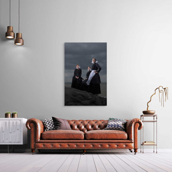 Mysterie en verbondenheid in zwart en wit onder de bewolkte hemel - Afbeelding 2