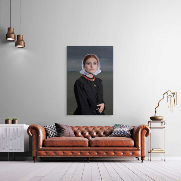 Mystieke elegantie in zwart aan de rotsachtige kustlijn - Afbeelding 2