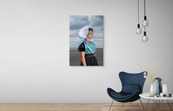 Tijdloze kracht in blauw bij de rotsachtige kust - Afbeelding 2