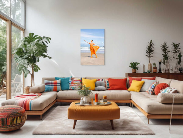 Dansend in oranje Walcherse dracht op het strand - Afbeelding 2